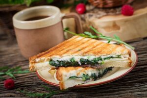 Sandwich cu spanac, ceapa verde si cascaval - Idee mic dejun sau gustare sanatoasa
