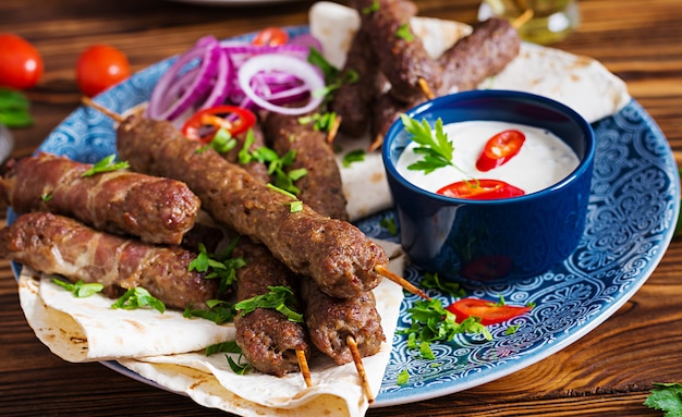 Shish kebab cu vita si oaie, lipie si sos de iaurt cu ardei iute - Reteta turceasca